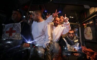 صورة توضيحية: أسرى فلسطينيون محررون يرفعون علامة النصر لدى وصولهم إلى قطاع غزة بعد إطلاق سراحهم من سجن إسرائيلي في أعقاب اتفاق وقف إطلاق النار بين حماس وإسرائيل في خان يونس، قطاع غزة، في 27 فبراير/شباط 2025. (AP Photo/Jehad Alshrafi)