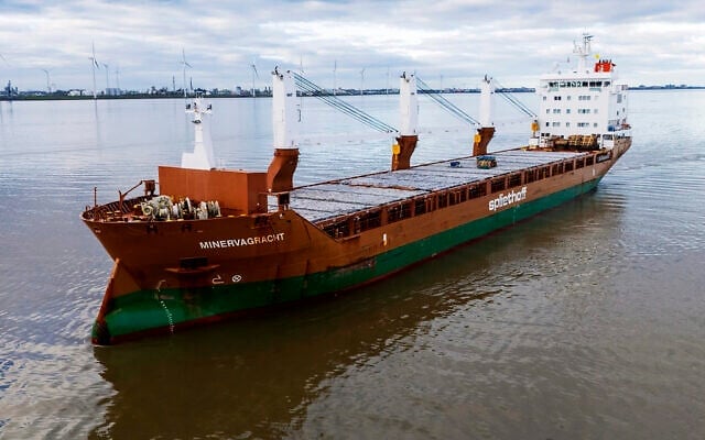 سفينة الشحن "مينرفاغراخت" التي تحمل العلم الهولندي قبالة ديلفزيغل، هولندا، 12 يناير/كانون الثاني 2025. (Mark Prummel via AP)