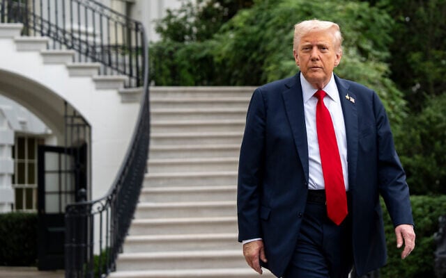 الرئيس الأمريكي دونالد ترامب يمشي للتحدث مع الصحفيين قبل مغادرته على متن طائرة مارين وان من الحديقة الجنوبية للبيت الأبيض، في 30 سبتمبر/أيلول 2025، في واشنطن. (AP Photo/Alex Brandon) الرئيس الأمريكي دونالد ترامب يمشي للتحدث مع الصحفيين قبل مغادرته على متن طائرة مارين وان من الحديقة الجنوبية للبيت الأبيض، في 30 سبتمبر/أيلول 2025، في واشنطن. (AP Photo/Alex Brandon)