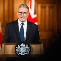 رئيس الوزراء البريطاني كير ستارمر يتحدث في 10 داونينغ ستريت، لندن، في أعقاب الهجوم على كنيس هيتون بارك اليهودي في كرومبسال، مانشستر، 2 أكتوبر 2025. (James Manning, Pool Photo via AP)