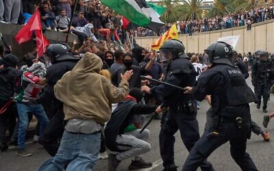 اشتباكات بين الشرطة ومتظاهرين مؤيدين للفلسطينيين ومعارضين لإسرائيل خلال احتجاج في برشلونة، إسبانيا، في 2 أكتوبر/تشرين الأول 2025، تضامناً مع أسطول الصمود العالمي بعد اعتراض البحرية الإسرائيلية للسفن. (AP/Emilio Morenatti)