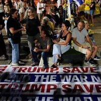 يشارك الناس في مظاهرة تطالب بالإفراج عن جميع الرهائن المحتجزين لدى حماس في قطاع غزة ووقف إطلاق النار، في تل أبيب، إسرائيل، 4 أكتوبر/تشرين الأول 2025. (AP Photo/Ohad Zwigenberg)