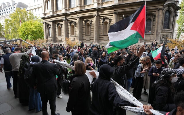 طلاب يتظاهرون ويلوحون بالأعلام الفلسطينية خلال مسيرة بين الجامعات المناهضة لإسرائيل في لندن في الذكرى الثانية للهجوم الذي شنته حماس والذي أشعل فتيل الحرب في غزة، 7 أكتوبر/تشرين الأول 2025.  (AP Photo/Kin Cheung)