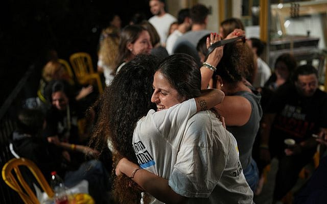 أقارب وأنصار الرهائن الإسرائيليين المحتجزين لدى حماس في قطاع غزة يحتفلون بعد الإعلان عن اتفاق إسرائيل وحماس على المرحلة الأولى من خطة إطلاق سراح الرهائن وإنهاء الحرب في غزة، في ساحة الرهائن في تل أبيب، إسرائيل، الخميس 9 أكتوبر/تشرين الأول 2025. (AP/Emilio Morenatti)