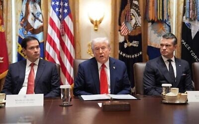 الرئيس الأمريكي دونالد ترامب يتحدث خلال اجتماع وزاري في البيت الأبيض، 9 أكتوبر/تشرين الأول 2025، في واشنطن العاصمة، بحضور وزير الخارجية ماركو روبيو (يسار الصورة)، ووزير الدفاع بيت هيغسيث (يمين الصورة). (AP/Evan Vucci) الرئيس الأمريكي دونالد ترامب يتحدث خلال اجتماع وزاري في البيت الأبيض، 9 أكتوبر/تشرين الأول 2025، في واشنطن العاصمة، بحضور وزير الخارجية ماركو روبيو (يسار الصورة)، ووزير الدفاع بيت هيغسيث (يمين الصورة). (AP/Evan Vucci)