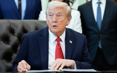 الرئيس الأمريكي دونالد ترامب يتحدث في المكتب البيضاوي بالبيت الأبيض، 16 أكتوبر/تشرين الأول 2025، في واشنطن. (AP Photo/Alex Brandon)