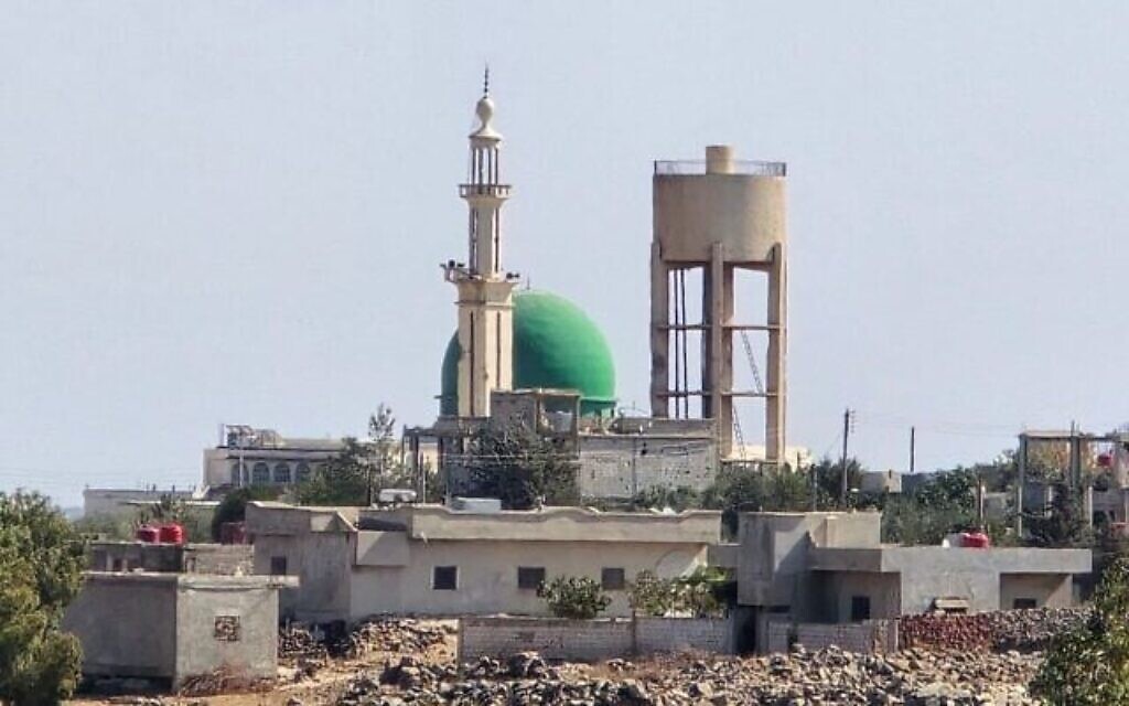 قرية الحميدية السورية، الواقعة في المنطقة العازلة التي تسيطر عليها الأمم المتحدة بين إسرائيل وسوريا، والتي احتلها الجيش الإسرائيلي مع سقوط نظام بشار الأسد في ديسمبر/كانون الأول 2024، كما تظهر من السياج الحدودي على بعد حوالي خمسة كيلومترات (ميلين) من كيبوتس إل-روم، مرتفعات الجولان، في 23 أكتوبر/تشرين الأول 2025. (Courtesy/ Gal Fitusi)