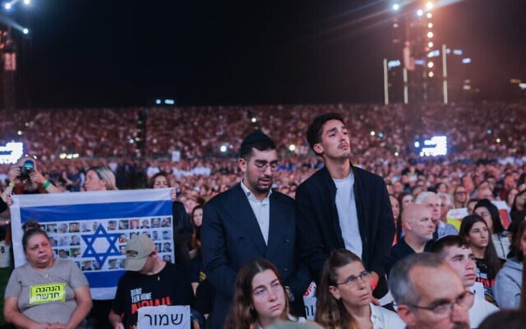 مراسم إحياء الذكرى الوطنية في حديقة اليركون في تل أبيب بمناسبة مرور عامين على هجوم حماس في 7 أكتوبر 2023، في 7 أكتوبر 2025. (Miriam Alster/Flash90)