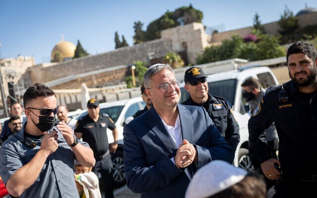 وزير الأمن القومي إيتمار بن غفير يظهر عند مدخل الحرم القدسي الشريف، قبل دخوله، في البلدة القديمة بالقدس في 8 أكتوبر/تشرين الأول 2025. (Chaim Goldberg/Flash90)