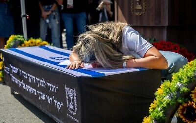 العائلة والأصدقاء في جنازة أورييل باروخ، في القدس في 19 أكتوبر 2025. (Yonatan Sindel/FLASH90)