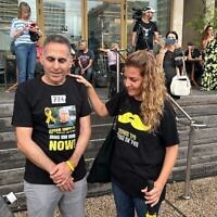 روتيم كوبر، نجل الرهينة المقتول عميرام، يتحدث في ساحة الرهائن في 9 أكتوبر/تشرين الأول 2025؛ (Ben Sales/Times of Israel)