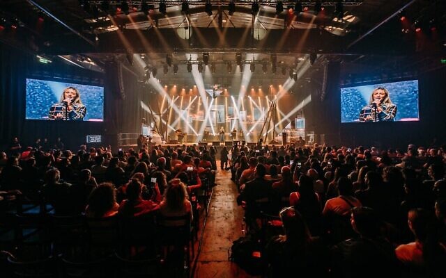 يتجمع حشد من الناس في حفل تأبين جمعية "قبيلة نوفا" في تل أبيب، إحياءً لذكرى مرور عامين على مذبحة حماس في 7 أكتوبر/تشرين الأول 2023، في مهرجان نوفا الموسيقي، 5 أكتوبر/تشرين الأول 2025. (Eclipse Media)