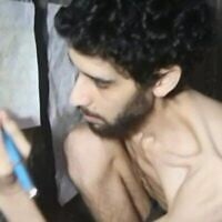 صورة ثابتة للرهينة إفياتار ديفيد مأخوذة من فيديو دعائي لحماس (يسار) تم إصداره في 1 أغسطس/آب 2025. (Hostages and Missing Families Forum)