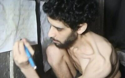 صورة ثابتة للرهينة إفياتار ديفيد مأخوذة من فيديو دعائي لحماس (يسار) تم إصداره في 1 أغسطس/آب 2025. (Hostages and Missing Families Forum)