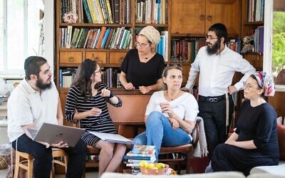 فريق أوت حاييم (من اليسار): يوسي بيطون، شانا كوبل، ليا مارمورستين يارتشي، ياعيل مسيكا، موشيه خاي وأتارا أوزان (Itay Cohen/Bamahane)