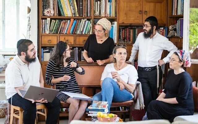 فريق أوت حاييم (من اليسار): يوسي بيطون، شانا كوبل، ليا مارمورستين يارتشي، ياعيل مسيكا، موشيه خاي وأتارا أوزان (Itay Cohen/Bamahane)