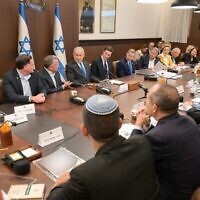 المبعوث الأمريكي ستيف ويتكوف وصهر الرئيس الأمريكي ترامب جاريد كوشنر يحيطان برئيس الوزراء بنيامين نتنياهو في اجتماع لمجلس الوزراء في 9 أكتوبر 2025. (Maayan Toaf / GPO)