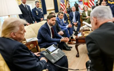 الرئيس دونالد ترامب ورئيس الوزراء بنيامين نتنياهو في المكتب البيضاوي بالبيت الأبيض في 29 سبتمبر/أيلول 2025، أثناء اتصال رئيس الوزراء بنظيره القطري. ويظهر مسؤول قطري كبير جالسًا بين وزير الدفاع بيت هيغسيث والمبعوث الأمريكي الخاص للشرق الأوسط ستيف ويتكوف. (White House)