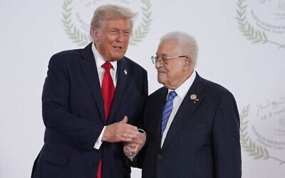 الرئيس الأمريكي دونالد ترامب (يسار الصورة) يحيي رئيس السلطة الفلسطينية محمود عباس خلال قمة حول غزة في منتجع شرم الشيخ المصري، 13 أكتوبر 2025.  (Evan Vucci/Pool/ AFP)