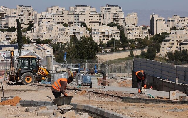 عمال فلسطينيون يعملون في موقع بناء في معاليه أدوميم، بالضفة الغربية، في 29 فبراير 2024. (Menahem Kahana / AFP)