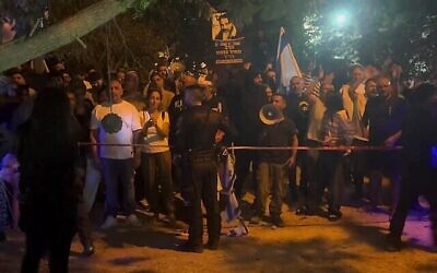 ناشطون يمينيون يتظاهرون ضد رئيس حزب الجبهة-العربية للتغيير أيمن عودة أثناء إلقائه كلمة في مناسبة خاصة في برديس حنا، في 11 نوفمبر/تشرين الثاني 2025. (Screenshot: X, used in accordance with Clause 27a of the Copyright Law)