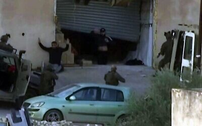 يظهر في الصورة فلسطينيان مشتبه بهما وهما يستسلمان على ما يبدو للقوات الإسرائيلية في مدينة جنين بالضفة الغربية، قبل أن يتم إطلاق النار عليهما وقتلهما، 27 نوفمبر/تشرين الثاني 2025. (Screenshot: X; used in accordance with Clause 27a of the Copyright Law)