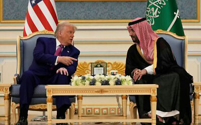 الرئيس دونالد ترامب وولي العهد السعودي الأمير محمد بن سلمان يتحدثان خلال اجتماع في القصر الملكي في الرياض، المملكة العربية السعودية، 13 مايو 2025. (AP/Alex Brandon)