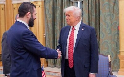 الرئيس الأمريكي دونالد ترامب (على اليمين) يصافح الرئيس السوري المؤقت أحمد الشرع في الرياض، المملكة العربية السعودية، 14 مايو/أيار 2025. (Bandar Aljaloud/Saudi Royal Palace via AP)