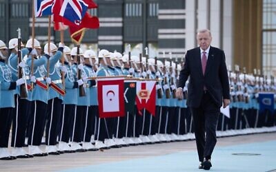 الرئيس التركي رجب طيب أردوغان يمر أمام حرس الشرف في القصر الرئاسي في أنقرة، تركيا، خلال زيارة رئيس الوزراء البريطاني كير ستارمر يوم الاثنين 27 أكتوبر 2025. (Stefan Rousseau/Pool Photo via AP)