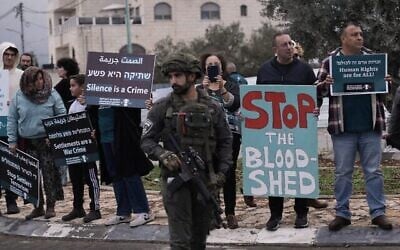 ناشطون فلسطينيون وإسرائيليون يشاركون في احتجاج ضد عنف المستوطنين أثناء تجمعهم في مدينة بيت جالا بالضفة الغربية، 14 نوفمبر/تشرين الثاني 2025. (AP/Mahmoud Illean)