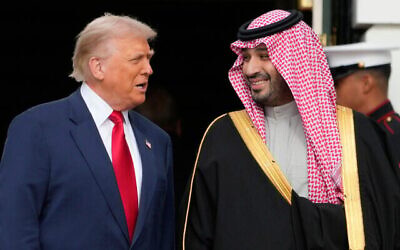 الرئيس الأمريكي دونالد ترامب (يسار) يرحب بولي العهد السعودي الأمير محمد بن سلمان في البيت الأبيض، 18 نوفمبر/تشرين الثاني 2025، في واشنطن. (AP Photo/Mark Schiefelbein)