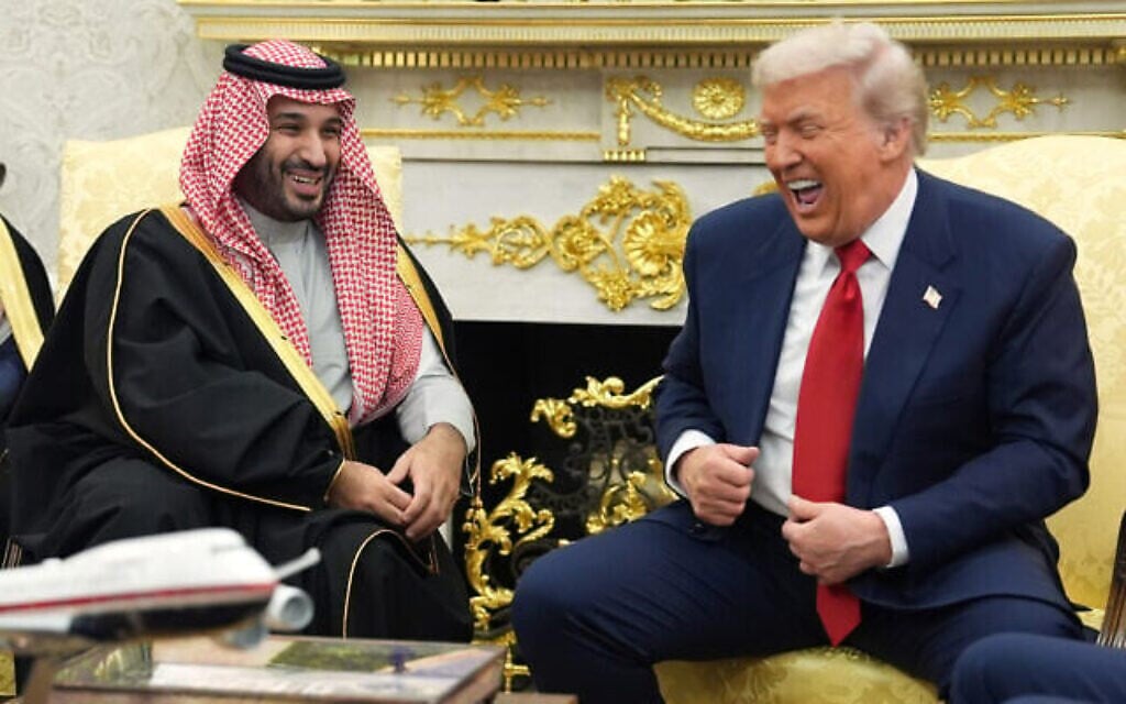 الرئيس الأمريكي دونالد ترامب يلتقي ولي العهد السعودي الأمير محمد بن سلمان في المكتب البيضاوي بالبيت الأبيض في واشنطن، 18 نوفمبر/تشرين الثاني 2025. (Evan Vucci/AP)