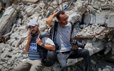 صحفيون فلسطينيون يقدمون تقارير عن الحرب والأزمة الإنسانية المستمرة في وسط قطاع غزة، 26 يوليو/تموز 2025. (Ali Hassan/ Flash90)