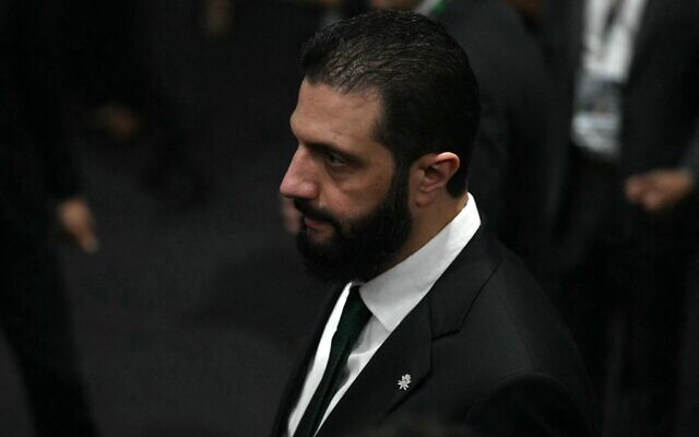 الرئيس السوري أحمد الشرع يصل إلى الاجتماع العام للقادة في إطار مؤتمر الأمم المتحدة الثلاثين لتغير المناخ في بيليم بولاية بارا، البرازيل، 6 نوفمبر 2025. (Mauro PIMENTEL / AFP)