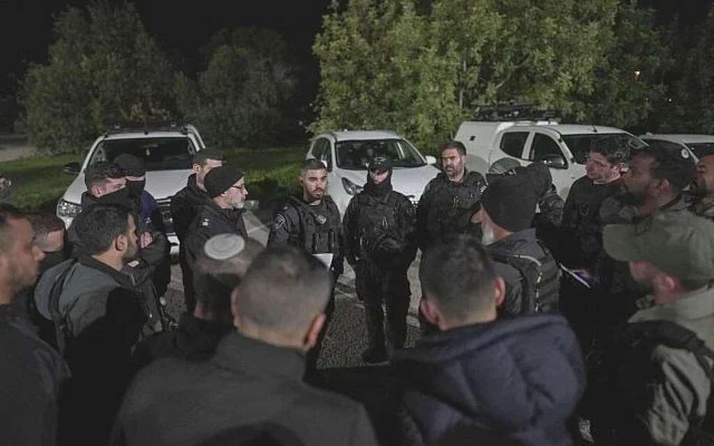 تجمع لقوات الشرطة خلال عملية استمرت طوال اليوم في أم الفحم للقضاء على الجريمة العنيفة في 28 يناير 2025. (Israel Police)