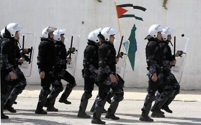 الشرطة الفلسطينية تسير خلال تدريب مع أعضاء من الاتحاد الأوروبي، في مدينة رام الله بالضفة الغربية، 16 مارس 2014. (Abbas Momani / AFP)