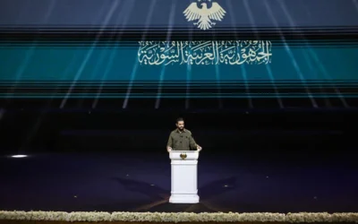 الرئيس السوري أحمد الشرع يلقي كلمة، بينما يحتفل السوريون بالذكرى الأولى لسقوط نظام الأسد، في دمشق في 8 ديسمبر/كانون الأول 2025.  (OMAR HAJ KADOUR / AFP)