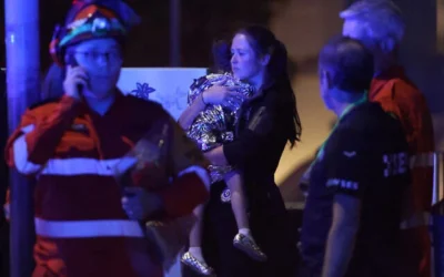 صورة توضيحية: امرأة تحمل طفلها بعد حادث إطلاق نار مميت في فعالية عيد الأنوار (حانوكا) على شاطئ بوندي في سيدني في 14 ديسمبر 2025. (DAVID GRAY / AFP)