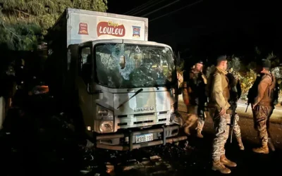 جنود لبنانيون يؤمّنون موقع غارة جوية إسرائيلية بطائرة مسيرة استهدفت شاحنة في قرية سبلين، جنوب بيروت، في 16 ديسمبر/كانون الأول 2025.  (Mahmoud ZAYYAT / AFP)