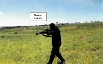 تُظهر هذه الصورة، وهي جزء من وثيقة محكمة نشرتها محاكم نيو ساوث ويلز ضمن نشرة حقائق الشرطة بتاريخ 22 ديسمبر/كانون الأول 2025، لقطة شاشة مأخوذة من فيديو مسجل في أواخر أكتوبر/تشرين الأول 2025، يزعم أن نفيد أكرم أطلق النار من بندقية صيد وتحرك بطريقة تكتيكية في منطقة ريفية، يُشتبه في أنها في نيو ساوث ويلز. (Handout / NSW Courts / AFP)