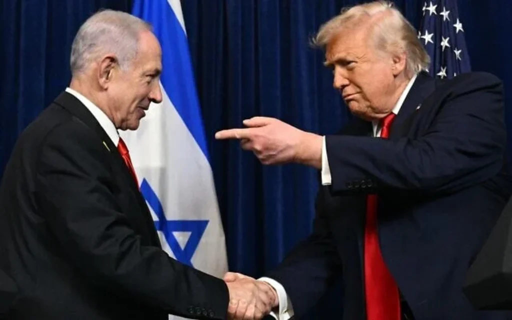 الرئيس الأمريكي دونالد ترامب ورئيس وزراء إسرائيل بنيامين نتنياهو يصافحان بعضهما خلال مؤتمر صحفي مشترك في مارالاغو في بالم بيتش، فلوريدا، 29 ديسمبر 2025. (Jim WATSON / AFP)