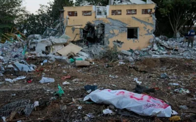 عنصر من حماس في كيس للجثث في كيبوتس بئيري، 11 أكتوبر 2023. (AP/Ohad Zwigenberg) عنصر من حماس في كيس للجثث في كيبوتس بئيري، 11 أكتوبر 2023. (AP/Ohad Zwigenberg)