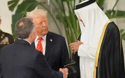 أمير قطر الشيخ تميم بن حمد آل ثاني يصافح المبعوث الخاص للبيت الأبيض ستيف ويتكوف، أثناء حديثهما مع الرئيس دونالد ترامب قبل عشاء رسمي في قصر لوسيل في الدوحة، قطر، 14 مايو 2025. (AP Photo/Alex Brandon)
