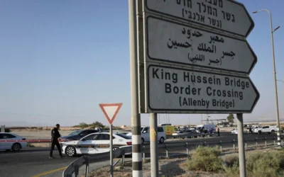 تقف الشرطة الإسرائيلية في حراسة بالقرب من موقع هجوم إطلاق نار حيث قُتل جنديان على معبر جسر اللنبي بين الضفة الغربية والأردن، 18 سبتمبر 2025. (AP Photo/Mahmoud Illean)