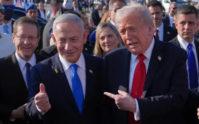 يلتقط الرئيس الأميركي دونالد ترامب (يمين) صورة تذكارية مع رئيس الوزراء بنيامين نتنياهو قبل صعوده إلى طائرة الرئاسة "إير فورس وان" في مطار بن غوريون الدولي، في 13 أكتوبر/تشرين الأول 2025، قرب تل أبيب، فيما يراقب الرئيس إسحاق هرتسوغ (يسار). (AP/Evan Vucci)