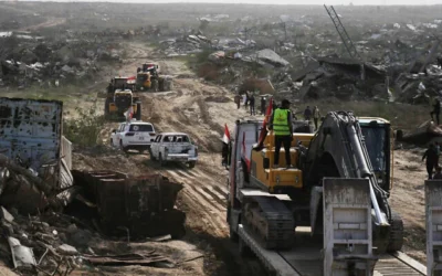 يتوجه عناصر من حماس وعمال مصريون، برفقة أعضاء من اللجنة الدولية للصليب الأحمر، إلى حي الزيتون في مدينة غزة للبحث عن رفات ران غفيلي، 8 ديسمبر/كانون الأول 2025. (AP Photo/Jehad Alshrafi, File)