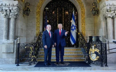 يستقبل الرئيس الأميركي دونالد ترامب رئيس الوزراء بنيامين نتنياهو في منتجع مارالاغو، في 29 ديسمبر/كانون الأول 2025، في بالم بيتش بولاية فلوريدا. (AP Photo/Alex Brandon)