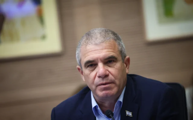 حضر غال هيرش، منسق شؤون الرهائن والمفقودين في مكتب رئيس الوزراء، اجتماعاً للجنة الأمن القومي في الكنيست في 3 نوفمبر 2025.  (Chaim Goldberg/Flash90)