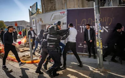 اشتبك رجال يهود متشددون مع الشرطة خلال احتجاج عقب إصدار مخالفة وقوف سيارات في القدس، في 18 ديسمبر 2025. (Yonatan Sindel/Flash90)