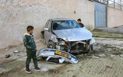 سيارة تابعة لإسرائيليين دخلوا مدينة نابلس ليلاً، تم التخلي عنها هناك في الضفة الغربية، في 19 ديسمبر 2025. (Nasser Ishtayeh/Flash90)